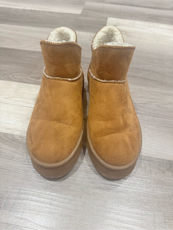 Pink Lily Shoes - Pink Lily platform Ugg style short bootie size 7.5